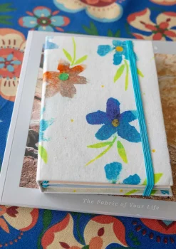 Brush-muistikirja kangaspäällysteistä paperia