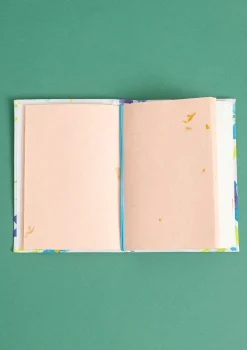 Brush-muistikirja kangaspäällysteistä paperia