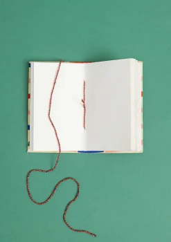 Divya-muistikirja kangaspäällysteistä paperia