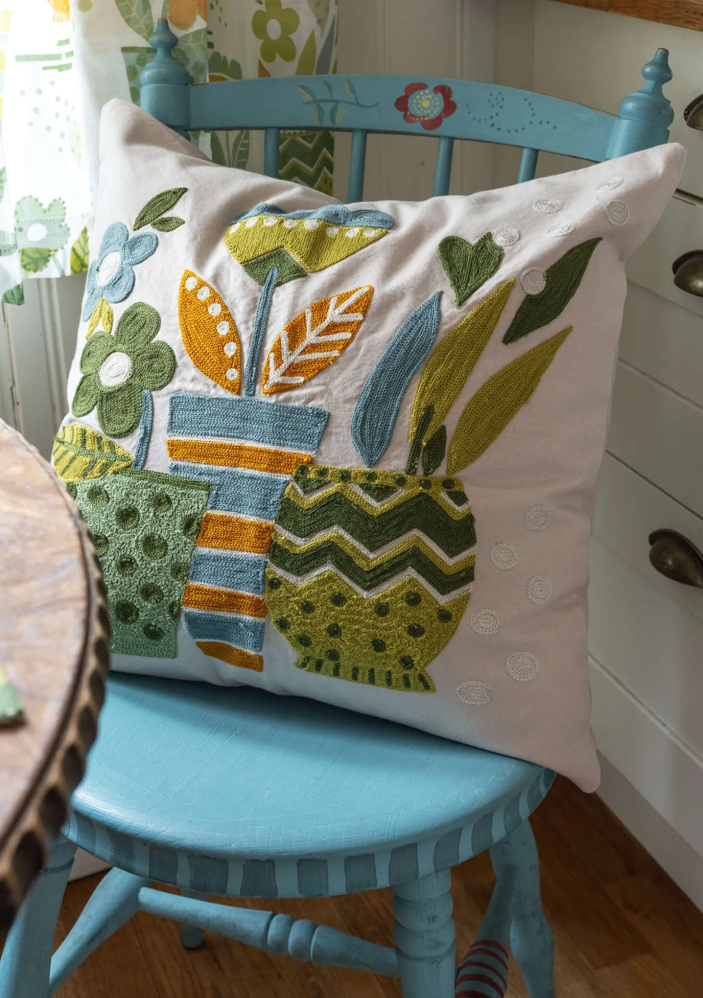 Kirjailtu tyynynpäällinen "Flower pots" ekopuuvillaa