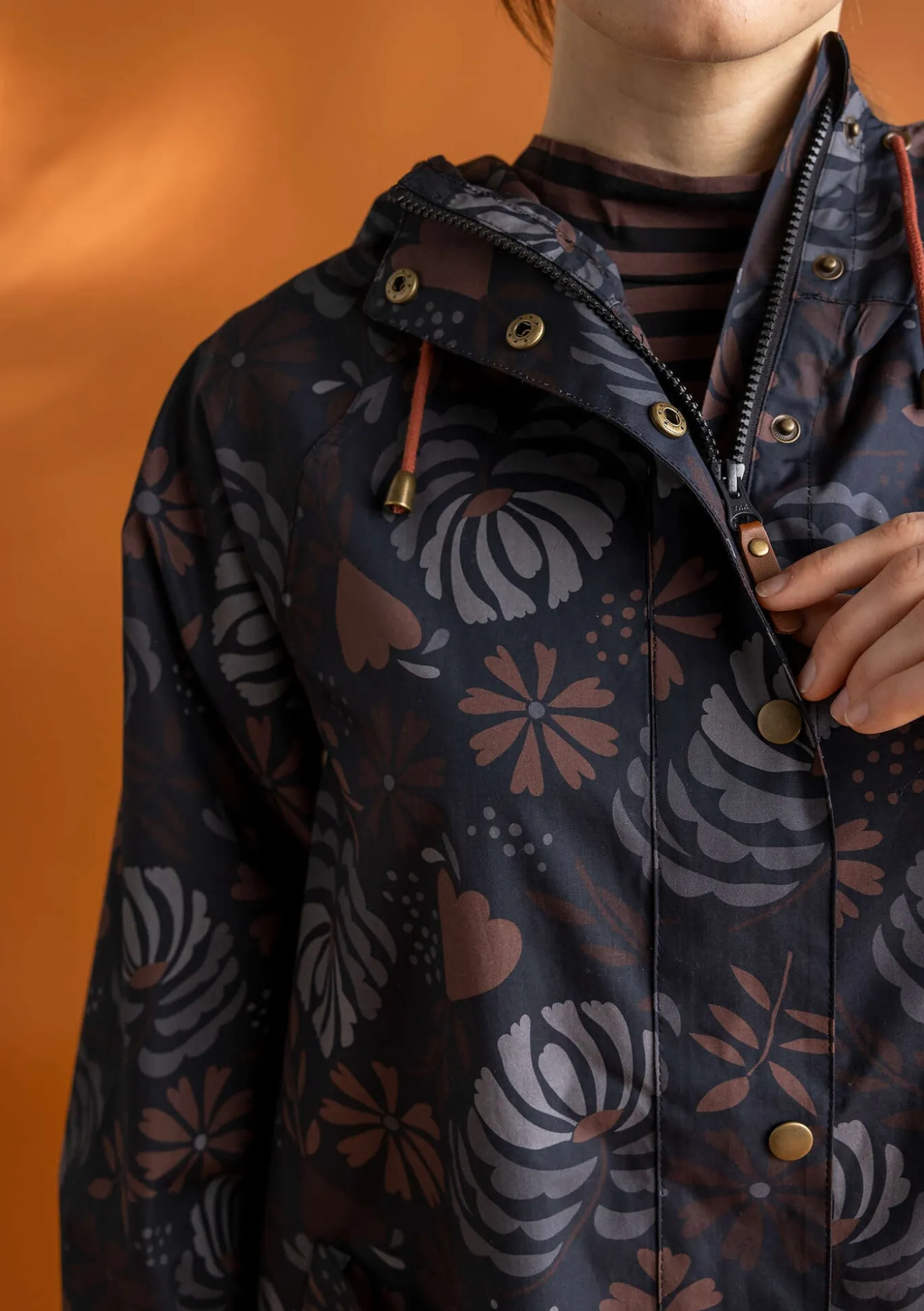 Kudottu sadetakki ”Hedda” ekopuuvillaa