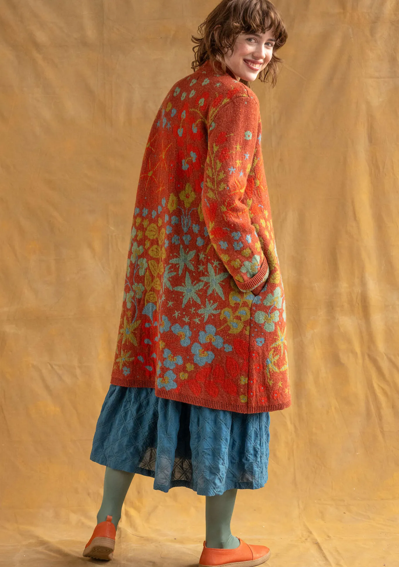 Pitkä neuletakki "Saga" kierrätettyä villaa