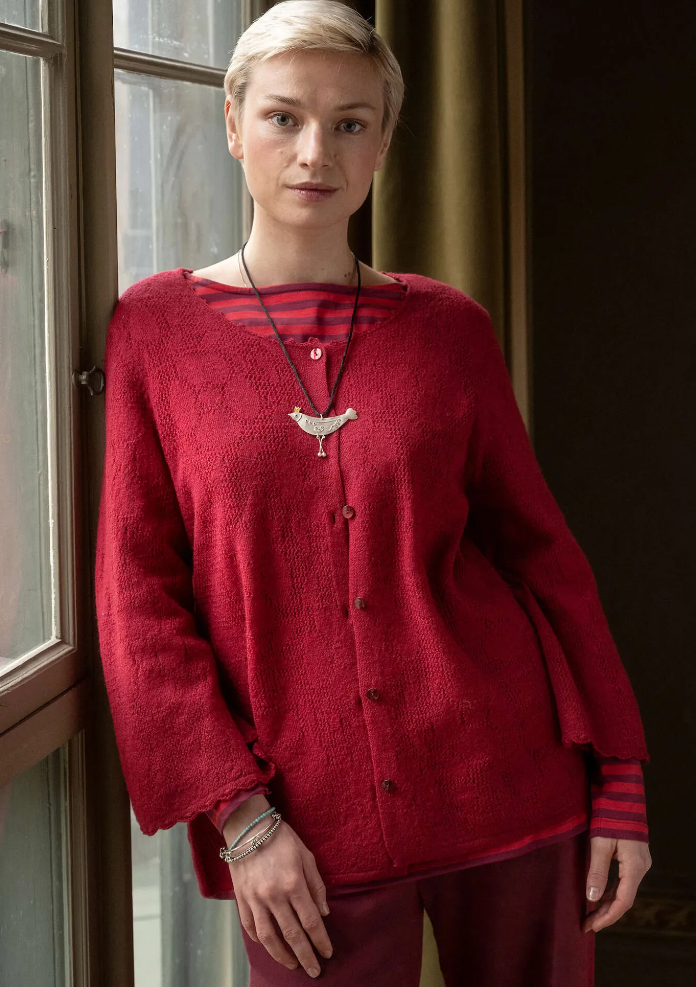 Reikäneuloksinen neuletakki "Blomstra" huovutettua villaa