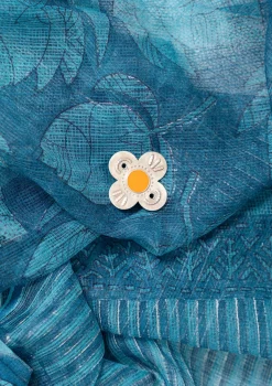 Rintaneula "Flower" hopeaa