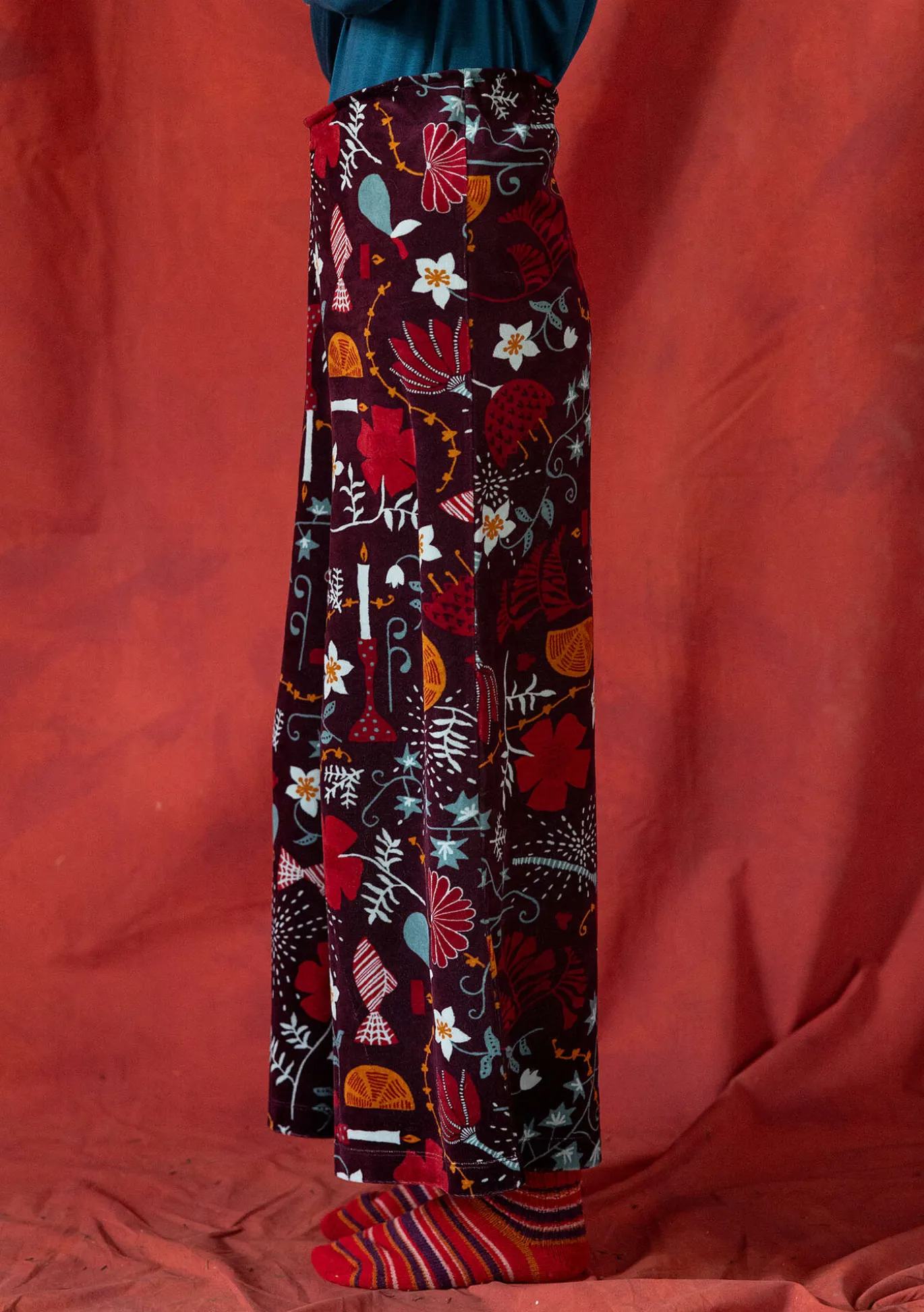 Veluurihousut "Fyrverkeri" ekopuuvillaa ja kierrätettyä polyesteriä